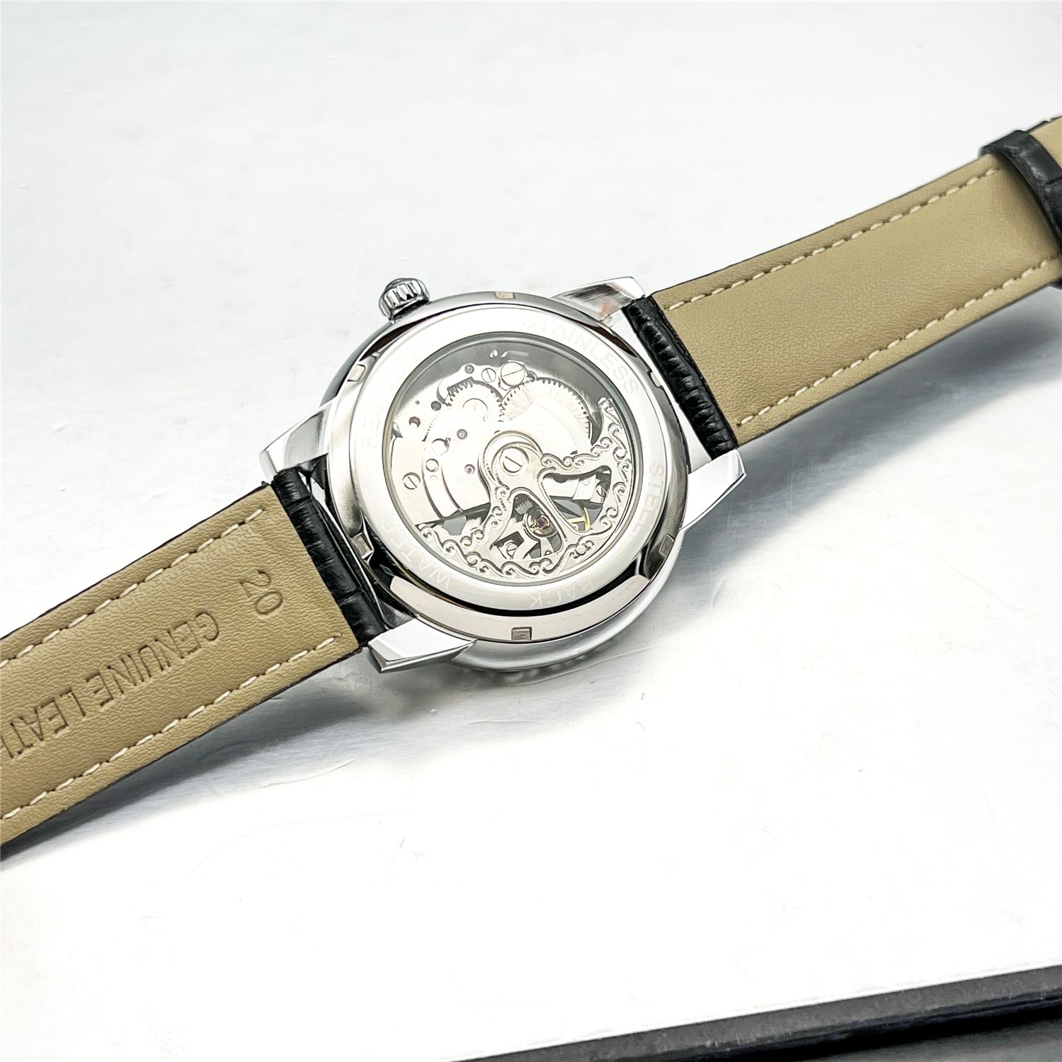 นาฬิกาจักรกลอัตโนมัติแบบกลวงน้ - Luxury Watch Values บทวิจารณ์และราคา