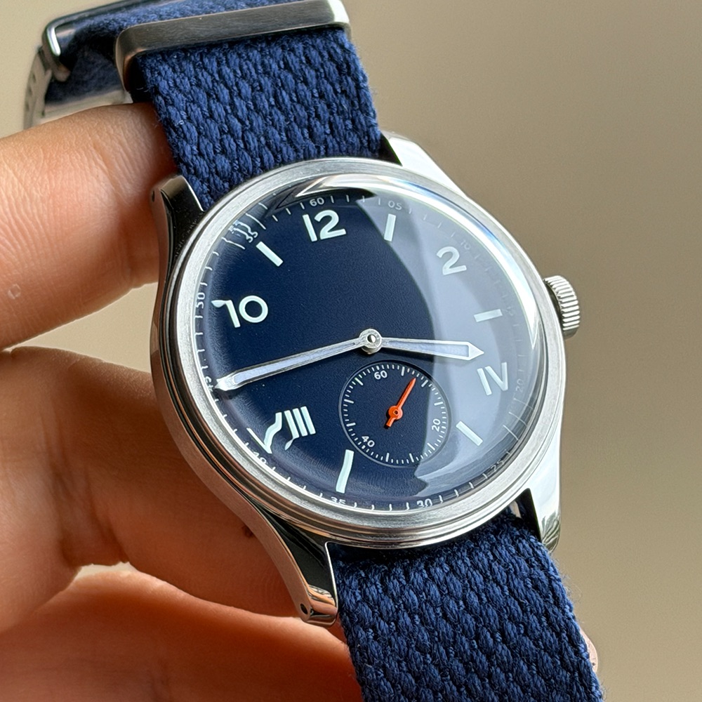 นาฬิกาข้อมือผู้ชายแบบกลไกกันน้ - Guilloché Dial Watch บทวิจารณ์และราคา