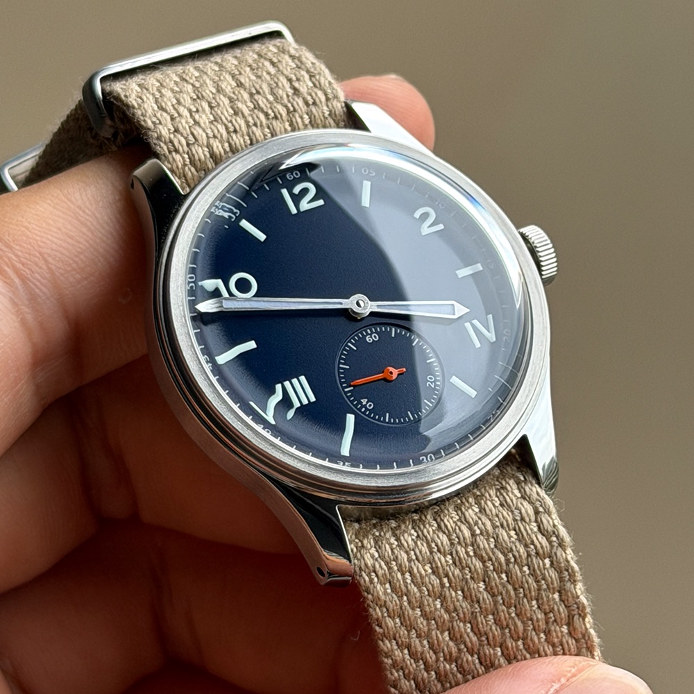 นาฬิกาข้อมือผู้ชายแบบกลไกกันน้ - Guilloché Dial Watch บทวิจารณ์และราคา