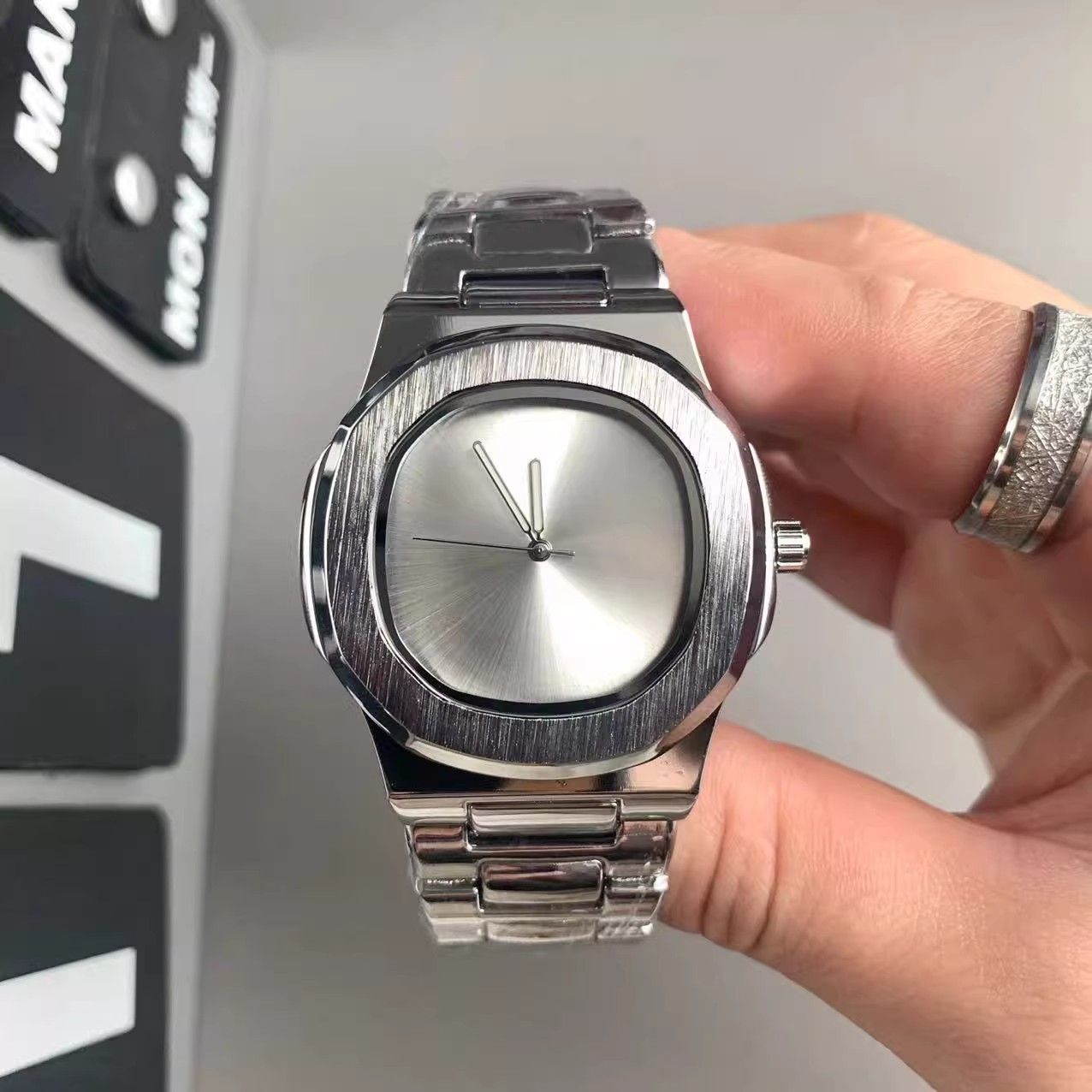 นาฬิกาควอตซ์ผู้ชายโลโก้แบบกำหน - Luxury Watch Brands บทวิจารณ์และราคา