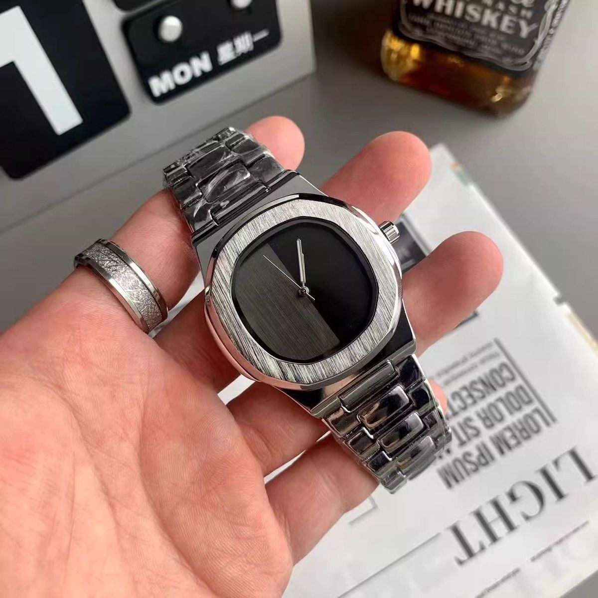 นาฬิกาควอตซ์ผู้ชายโลโก้แบบกำหน - Luxury Watch Brands บทวิจารณ์และราคา